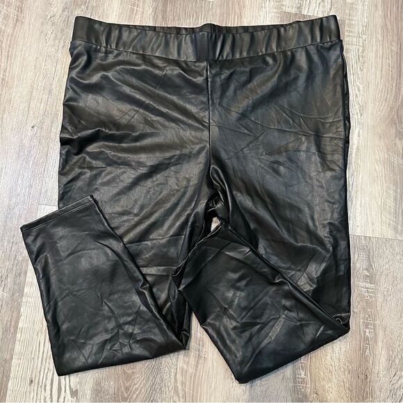 TORRID Black Crop Faux Leather Legging Size 4X - Picture 3 of 6
